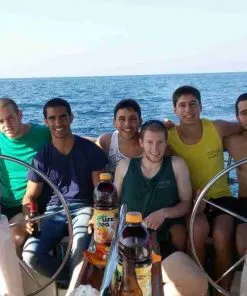 עובדים בגיבוש על יאכטה